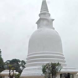 Eine weitere Dagoba (Stupa)