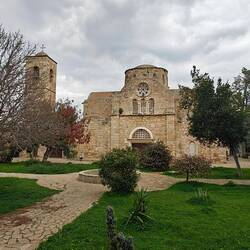 Blick vom Innenhof auf St. Barnabas