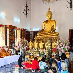 der Mönch betet nicht - nein, er schaut aufs Handy!