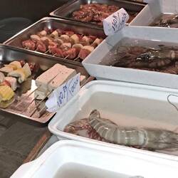 Tintenfisch, Garnelen, Hähnchen, Spiesse aller Art