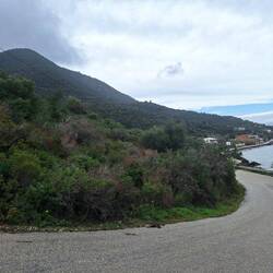 Enge Serpentinenstraßen schlängeln sich über die Halbinsel