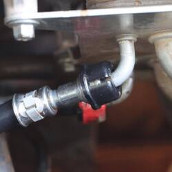 Diese Anschlussleitung am Dieselkühler könnte die Ursache sein