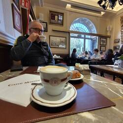 Cappuccino mit Blick aufs Colosseum