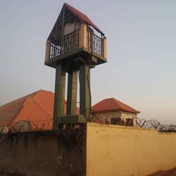 Das Wasser wird hier aus Brunnen in hohe Kanister befördert, damit es dann aus Wasserhähnen kommt