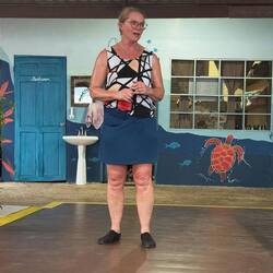 Kerstin har tidigare varit danslärare. Här lärde hon ut grundena i olika latinamerikanska danser.