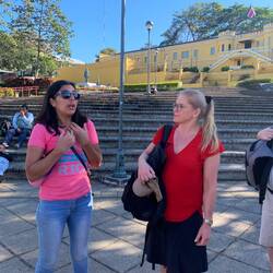 Här är vi i San José och Kerstin översätter en lokal guide.