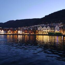 Bergen: Stadtteil Bryggen mit Licht.
