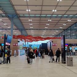 In der BER-Ausreisehalle