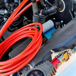 Für Chrissie: ein amtlicher Kompressor zur Reifenbefüllung unter der Motorhaube…