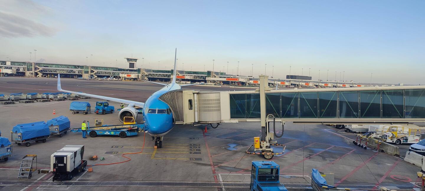 Der Flieger steht schon da.