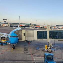 Der Flieger steht schon da.