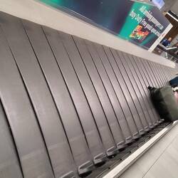 Warten auf die Koffer