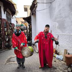 Wasserträger in Tracht