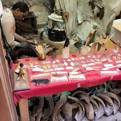 Hier wird Horn zu Kämmen und Schmuck verarbeitet