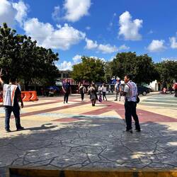 Fussgängerübergang an der Avenida vor dem Stadthaus