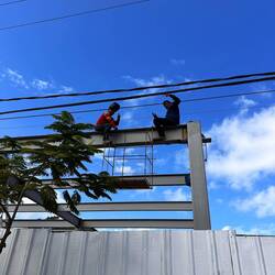 zwei beim ansetzen einer Arbeitsplatform - rund 7-8 Meter Höhe
