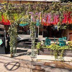 Aussenbereich des Cafés "Café con Gracia" - auch Lieferungen ans Auto, der Fahrer bleibt im Wagen