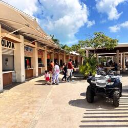 Essensverkaufs-Häuschen, vorne noch Polizei