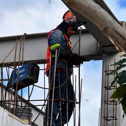 darin steht dann Einer - verschweisst die Stahlträger und daran werden Armierungen angeschweisst
