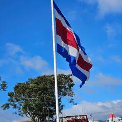 Und auf dem Platz der Unabhängigkeit weht natürlich stolz die Fahne
