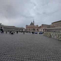Petersplatz, menschenleer aber energievoll