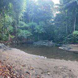 Här hittade vi ett litet vattenfall.