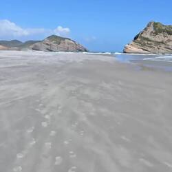 Der Wind peitscht den Sand über den Strand