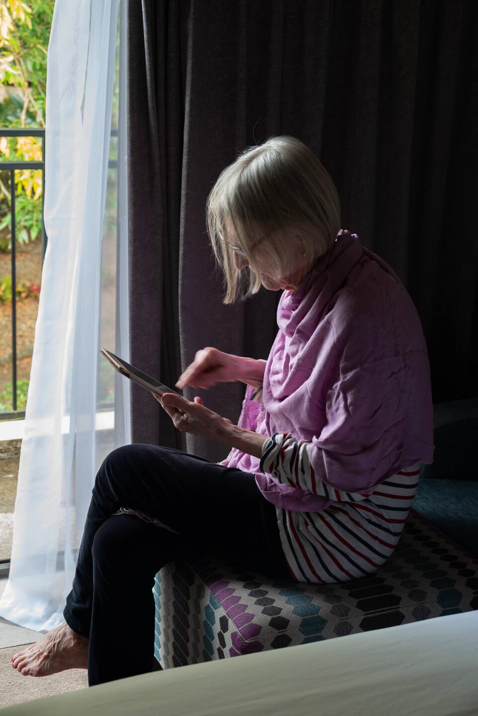 Carin kollar läget på Holiday Inn. Wordfeud kanske?