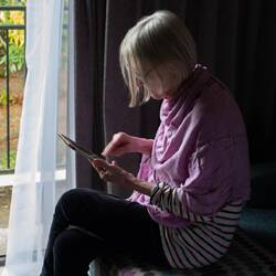 Carin kollar läget på Holiday Inn. Wordfeud kanske?