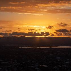 Solen står i norr kl 12, men den går iaf ner i väster 🙃