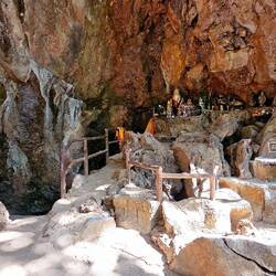 Höhle mit Gedenkstätte