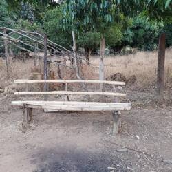 Eine Sitzbank mit Lehne zu sehen, ist hier schon eine Ausnahme