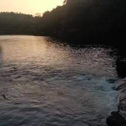 Besonders groß ist der Wasserfall hier nicht, aber weiter hinten müsste es größere geben
