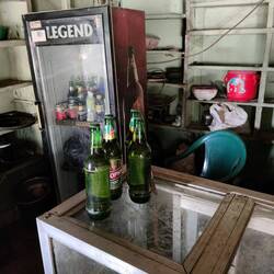 Im 'gut sortierten' Straßenshop gibt es Bier