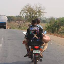 ...oder zwei Personen und ein Schwein