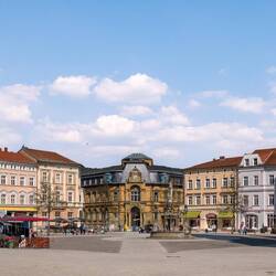 Marktplatz mit Heinrichsbrunnen und Gründerzeithäusern
