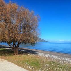 Einsamer Strand gegenüber der Taverne