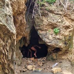 Nochmal die Grotte, da sieht man wie klein und versteckt die ist