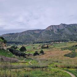 Dem Weg entlang geht's zum Becken