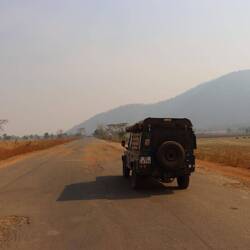 Langsam tauchen die Berge auf