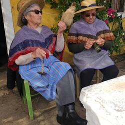 mit der Spindel Wolle spinnen