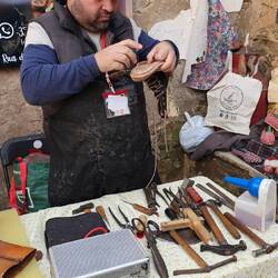 Der Schuster bei der Arbeit