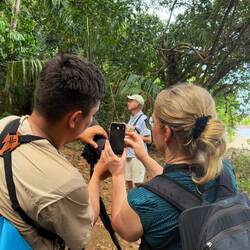 Kerstin och guiden visar spännande funktioner på våra IPhones.