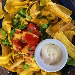 Gun-Britts lunch blev kyckling sallad med banan chips. Gert tog en hamburgare!