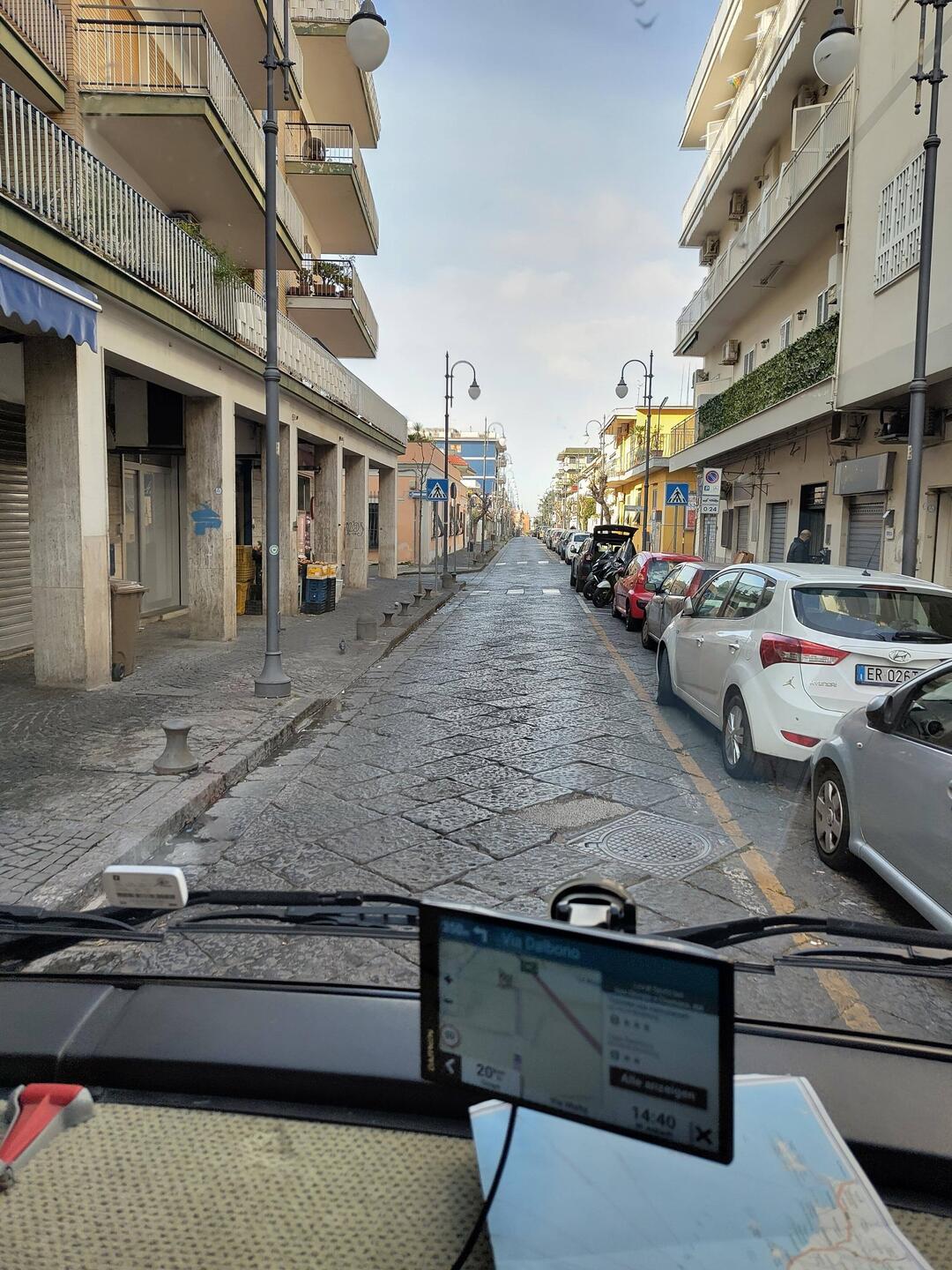 Das Navi lotst uns durch Neapels Vorstadt