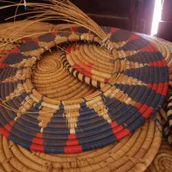 Die Deckendekoration besteht aus Halmen, die mit Bändern umwickelt wurden