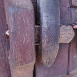 Das alte Schloss wird mit einem Drahtschlüssel geöffnet, der einen Stift nach oben drückt