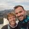 Wir mit dem Hollywoodsign im Hintergrund