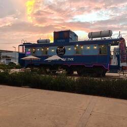 Viele Waggons wurden zu einem Lokal umgebaut