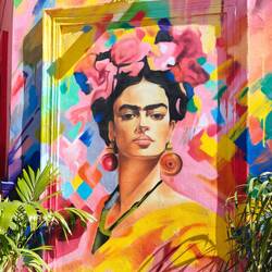 Wo man nur hinsieht, viele schöne Wandgemälde. Kein Graffiti-Geschmiere 🙂